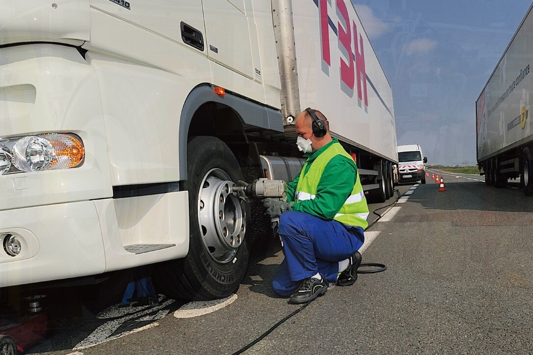 ミシュラントラック用タイヤをメンテナンスする作業員