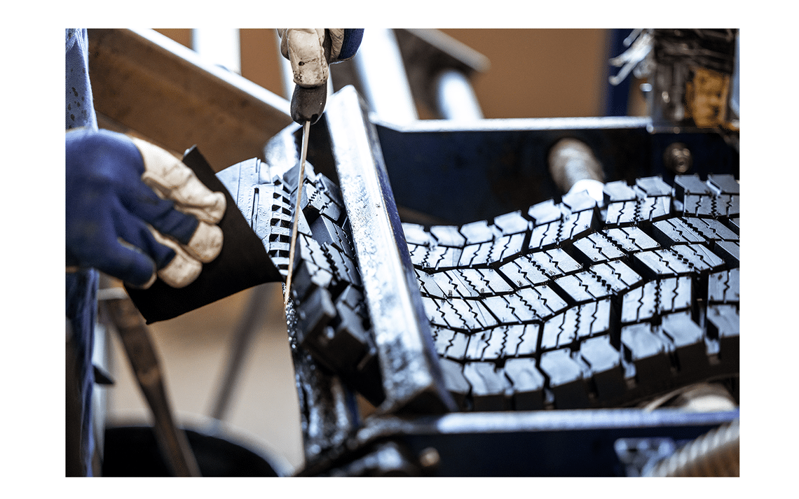 Pre-molded tread used for cold truck tyre retreading