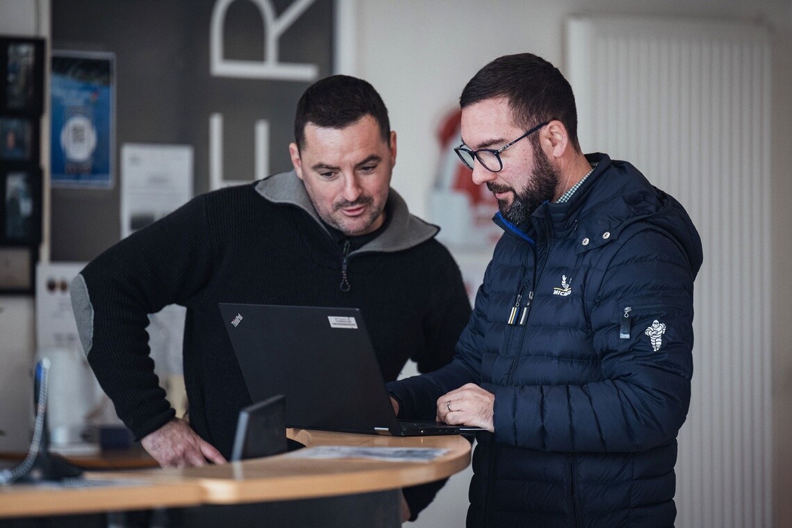 Two fleet professionals having a meeting around a table