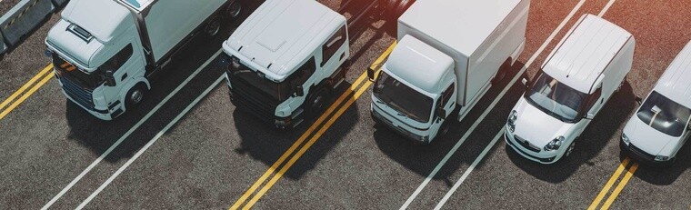 並ぶ貨物輸送車