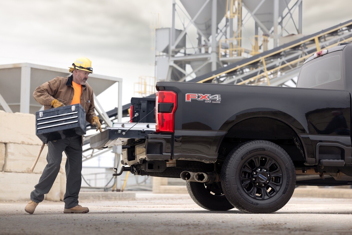 Tradesman unloading tools from a work truck equipped with Michelin Agilis tires