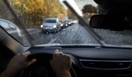 Không vượt bất ngờ khi lái xe trời mưa