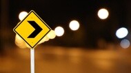 chú ý các biển báo để nắm bắt thông tin