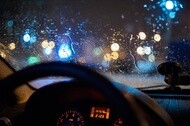 lái xe khi trời mưa