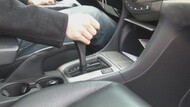 thả tay côn ra từ từ và đạp chân ga để tiếp thêm lực kéo lên dốc cho động cơ
