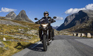 moto banner buscar neumáticos adventure