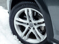 凍結路や雪路面でも安心のスタッドレスタイヤ