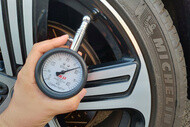 タイヤの適正空気圧の確認の仕方