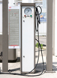 Pumpa za pumpanje guma na benzinskoj postaji