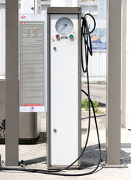 Una bomba de aire para inflar llantas de una gasolinera