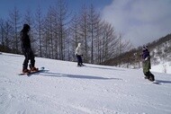 川場スキー場では、多彩なレッスンメニューを用意しています。詳しくは川場スキー場HP-スクール（ www.kawaba.co.jp/snow/school/ ）をご確認ください。