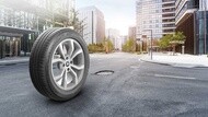 Bordure de trottoir, nid de poule ou ralentisseur, les causes impactant les pneus et la tenue de route sont nombreuses