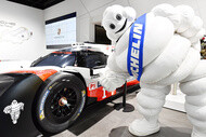 まず最初に目にするポルシェはFIA世界耐久選手権で活躍したレーシングカー。その勝利の軌跡にはいつもミシュランがいました。