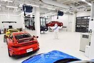 ミシュランマンが溶け込むほど白いワークショップ。まるでミニカーのショーケースのようにポルシェを映し出します。