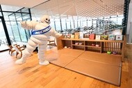 お子様連れでも安心のキッズコーナーも併設しており、カフェ・レストランのほかオフィシャルアイテムショップでの買い物も楽しめる。 ショップでは、Porsche Experience Center Tokyoの限定商品も販売されている。