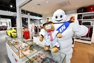 オフィシャルアイテムショップ ポルシェオフィシャル モータースポーツベアとニッコリスマイルのミシュランマン