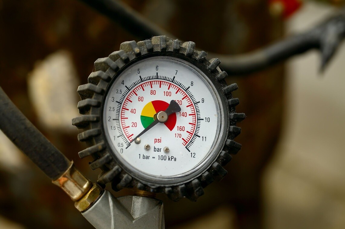 Setting pressure. Манометр плакат.