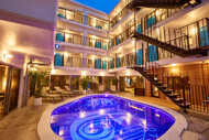 ホテルの中庭にある洗練されたデザインのプールは、まさにビーチリゾートプール。温冷水シャワー、サウナ、カフェテリアなどがこのプールを囲むように配置される