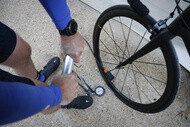핸드 펌프로 자전거 타이어에 공기를 주입하는 것이 가장 일반적인 해결책입니다