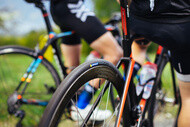 Ciclista en un viaje en bicicleta utilizando un neumático tubeless para bicicleta de carretera