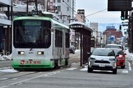 富山の市街地で路面電車と並走するヤリス クロス