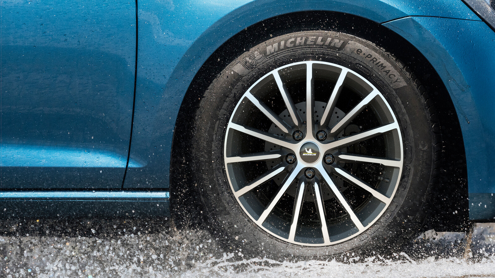 Banner Michelin con immagine ruota su vettura colore azzurro metalizzato