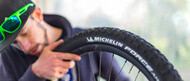 How to change a tubeless-ready bike tyre?