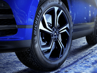 Pilot Alpin 5 SUV tire closeup in winter