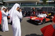 WEC 2024 カタールでレースカーの写真を撮る人達