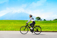 大自然の中をレンタルE-bikeでサイクリングする女性