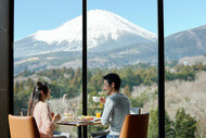 富士山を眺めながら朝食ビュッフェを楽しむ人たち