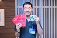 ミシュラングッズを手にする今野浩喜さん