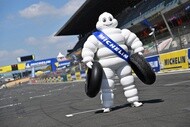 MotoGP用のタイヤとMotoE用のタイヤを持つミシュランマン