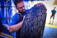 「VISION」のコンセプトをイメージするデザインをMotoEタイヤのトレッド部に採用