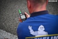 路面の温度を確認するスタッフ