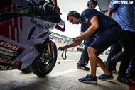 レーシングタイヤを管理するスタッフ