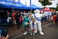 ミシュランブースでのお客様とミシュランマン