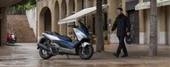 バイクに歩み寄る男性