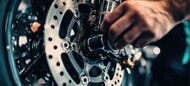 バイクのブレーキを修理している様子