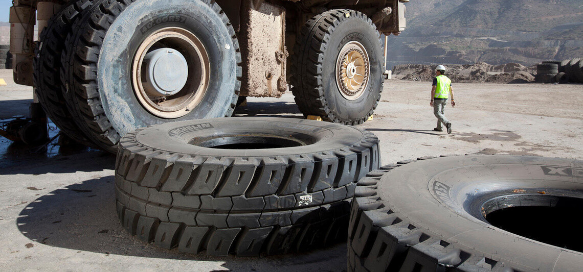 Change of rigid dump truck tyre