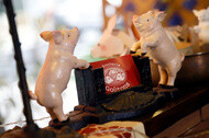 豚の置物とレストラン名刺