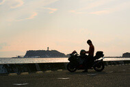 目的地の七里ヶ浜海岸駐車場からは、江ノ島と夕陽を楽しめる。