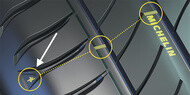 Az oldalfal BIBENDUM (Michelin Mester) logói megmutatják, merre keressük a gumikopásjelzőt