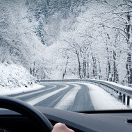 Vinterdäck gör det säkrare att köra i snö och på is