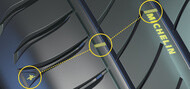 En los neumáticos Michelin, las pequeñas protuberancias ayudan a localizar los indicadores de desgaste del neumático en la banda de rodadura.