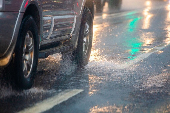 Aquaplaning meaning and how to avoid it? | MICHELIN