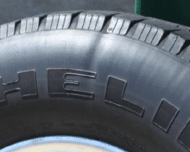 Une légère déformation apparaît sur le flanc du pneu