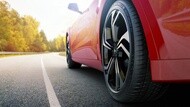 Zoom sur pneu de voiture de sport
